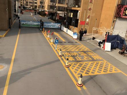海安小区大门口划消防线